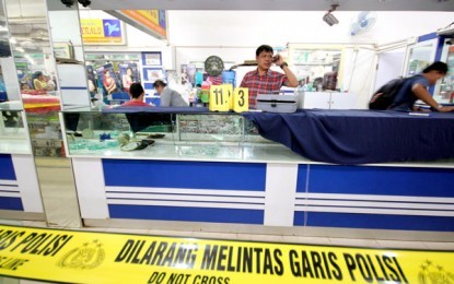Toko emas Emerald  di Batam masih di police line polisi